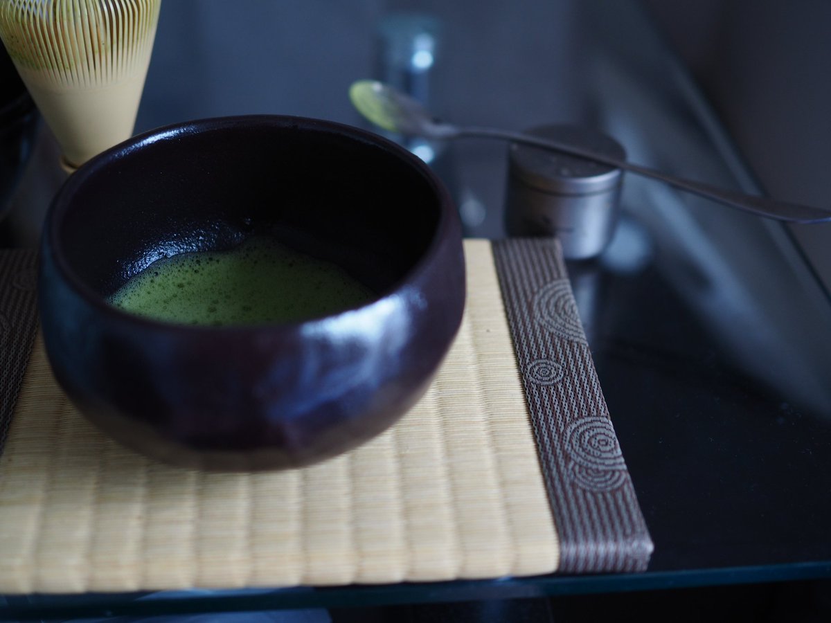 DzakaNovol's tweet photo. 自分で作った茶碗。光悦を思わせるわりといいかたちになった上に、点てやすい。茶を点てるためだけに作ったから。これはいいですね。銘をつけましょう。

「叢雲」
#茶の湯 https://t.co/M6CmXIjXP9