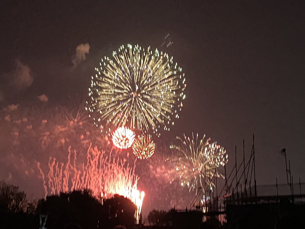 dokumukade's tweet photo. 板橋花火大会は毎年開始寸前に行っても大した混雑もなく
人もまばらな広いところでデカいシート広げて、超間近でみられるのが良かったが。
今年はそういった知ってる人が行く良い場所はみんな有料化された
そしてあぶれた人が向かう無料エリアは隅田川弱の大混雑に。
まぁお金取るのは悪いことじゃない https://t.co/xk2AXSMQbb