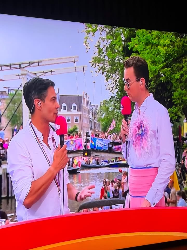 Willeke86Willem's tweet photo. Hoe durf je hier zo te gaan staan, terwijl Nederland in de "fik" staat ! En net doen of er niks aan de hand is... 
Dan spoor je niet ..... dikke plaat voor je kop ..
Maar zelf maar wat trots om homofiel te zijn…beetje minderwaardig als MP zou hem sieren! https://t.co/e9PS4T5QWg