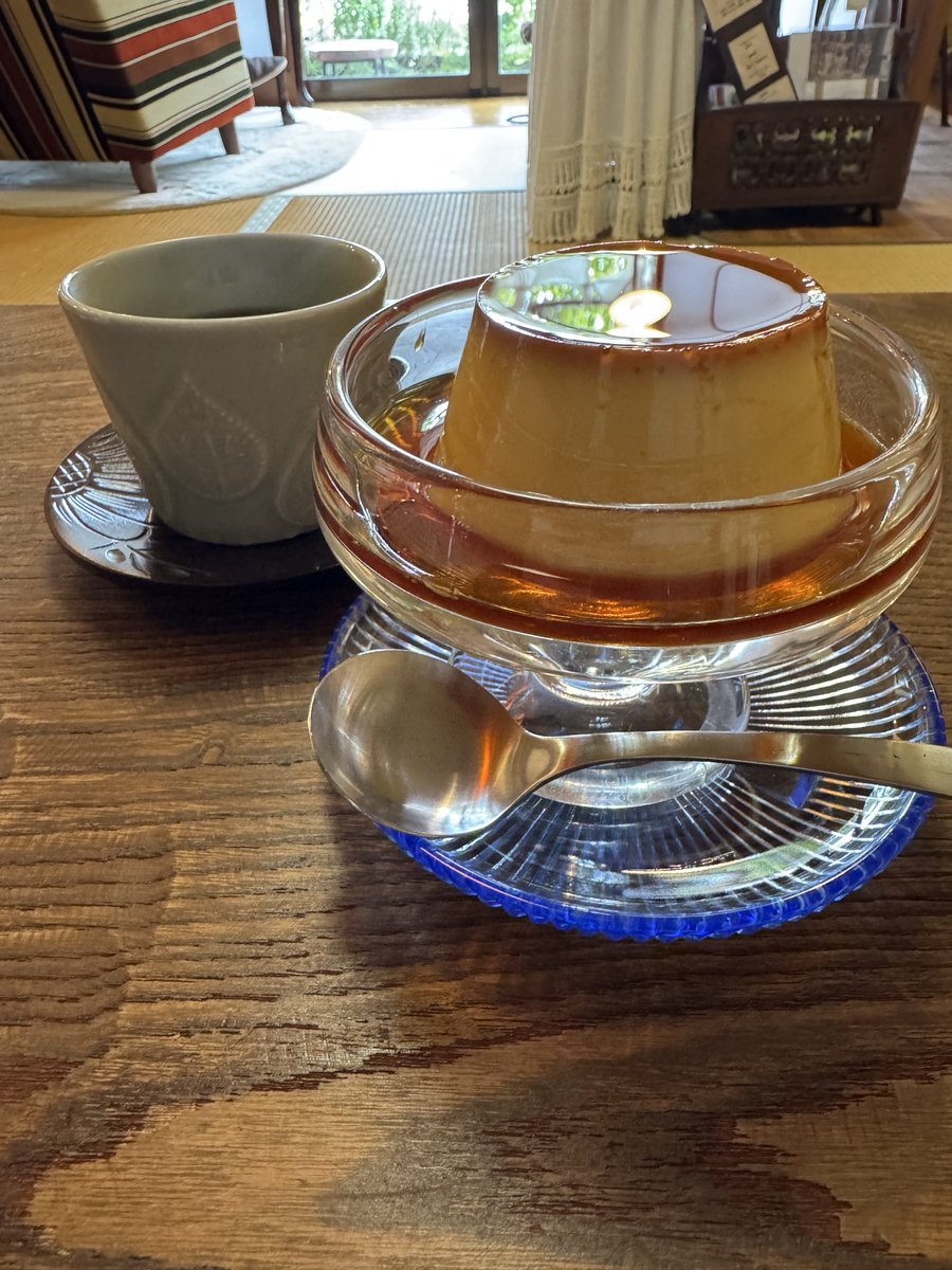 AkioTsuna's tweet photo. 船橋・海老川珈琲の
プリンセット🍮

ヘッケルンのマスターが
作るジャンボプリンに感動し、
今もヘッケルン行けば
自分のプリンの味を見てもらう
という
海老川珈琲の名物プリン🍮

カラメルに庭の緑が映る

#海老川珈琲
#船橋
#ヘッケルン https://t.co/oODtNrDkVj