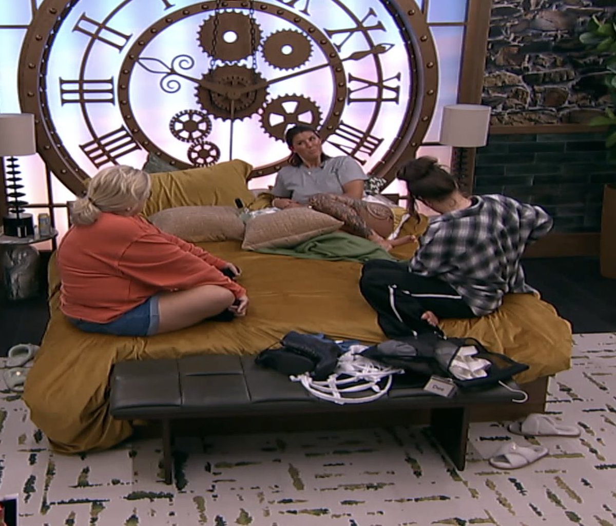 mattesmind's tweet photo. It’s been 40 mins Haley has retold the same rant about Kamu 3 different times. Angela acting surprised and disgusted everytime she hears it. Masterful rage baiting here by Angela #BB28 https://t.co/ofu0BLc1Va
