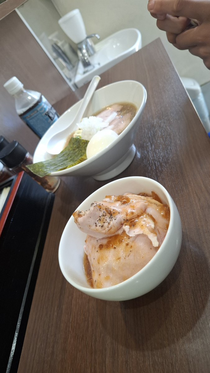 0716_tsukushi's tweet photo. 長男は先日1人で食べてきてて、次男も　#今日の1番　さんが食べたいと連日の訪問🍜

俺　煮干つけそば

次男　煮干そば＋肉ごはん

やっぱうまいね～って、あっという間完食する次男💦💦

つけ汁も具材がゴロゴロ入ってる😁

ご馳走さまでした🥚🙇

帰りに　#豚が１番　さんでお持ち帰りもGET👍️ https://t.co/6dxuV5dPYo