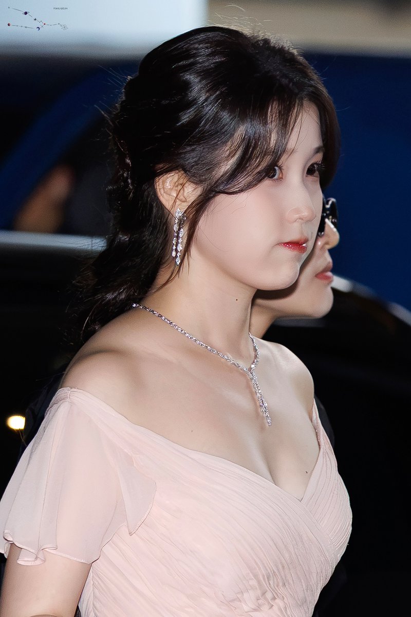 iu_snoopy's tweet photo. 260731 #아이유 청룡시리즈 어워즈 퇴근-1

https://t.co/A0D2jR6JDK https://t.co/cn47IpAyqr