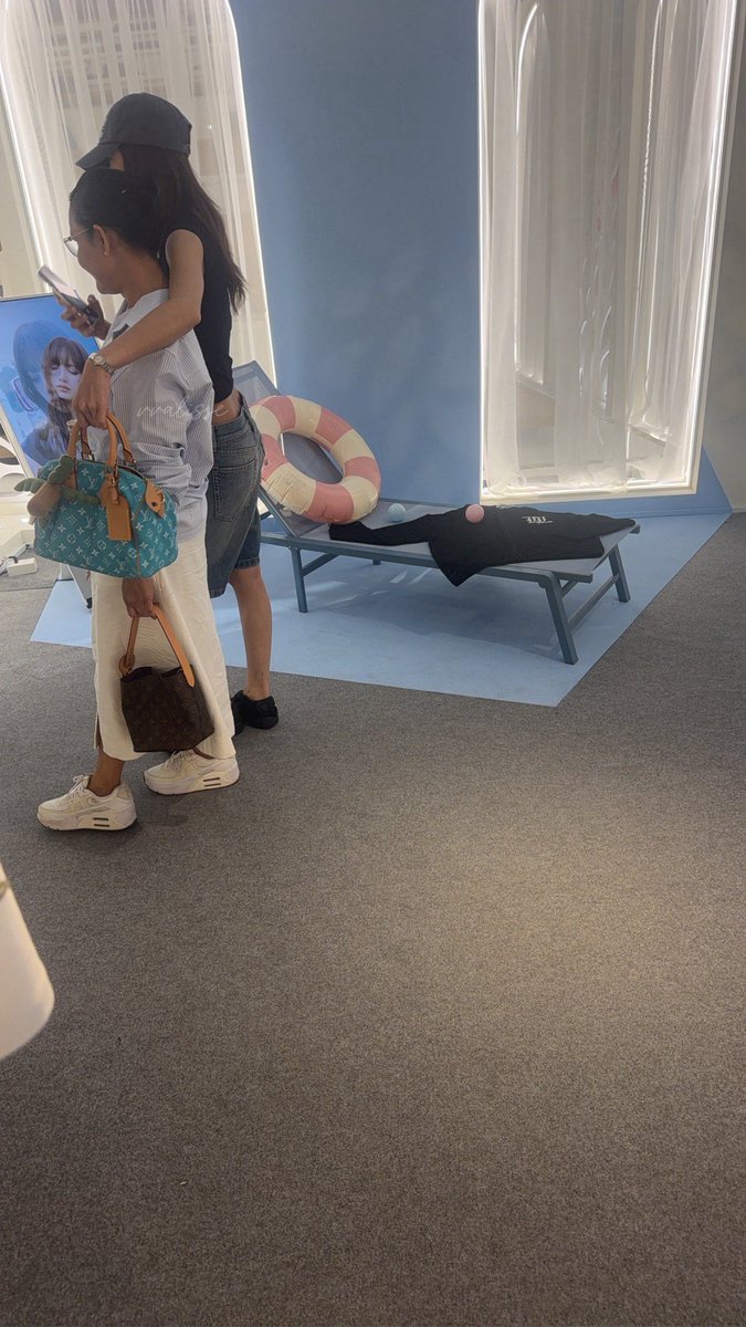 LisaDGGallery0's tweet photo. LISA was spotted today at the LLOUD Beach Club Pop-Up event in Thailand.

#LISA @wearelloud https://t.co/YIJSBY9niy