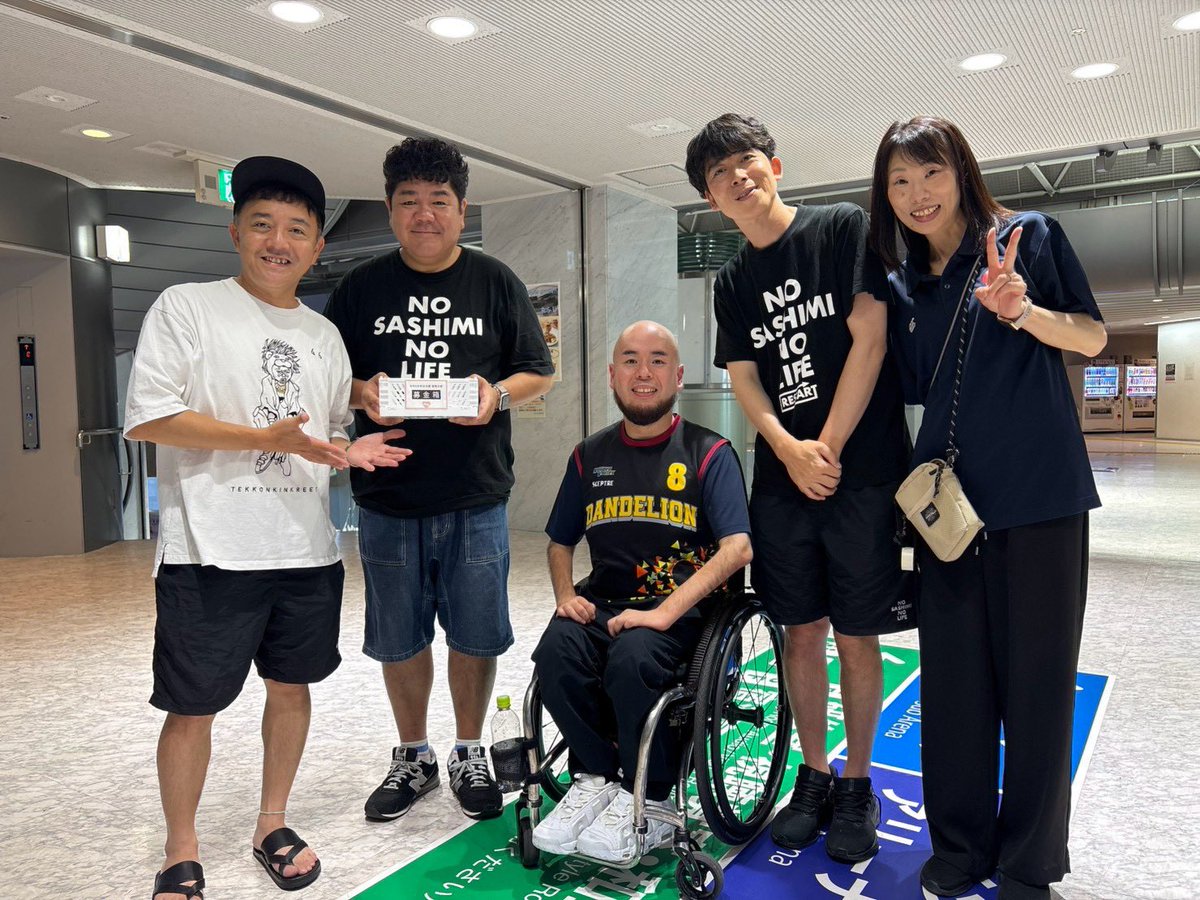 yanohirotaka's tweet photo. ゴリパラ応援団、福岡ダンデライオンありがとうございました！
初めて生で車いすラグビーを観戦。
乗松選手は残念ながらケガで出れなかったですが迫力、スピードがエグかったです。
募金もありがとうございました！
押忍！ https://t.co/9IM3apeKde
