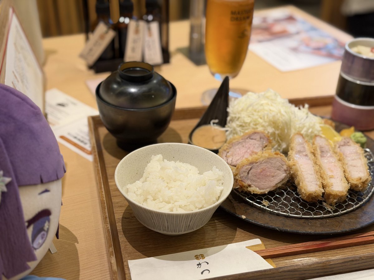XDiVE17's tweet photo. パ��ピーが頼むにはお高すぎるおまんまを狙うもちほわ🙂
（また無駄な出費が、���、。。。） https://t.co/IWZIRnx1cD