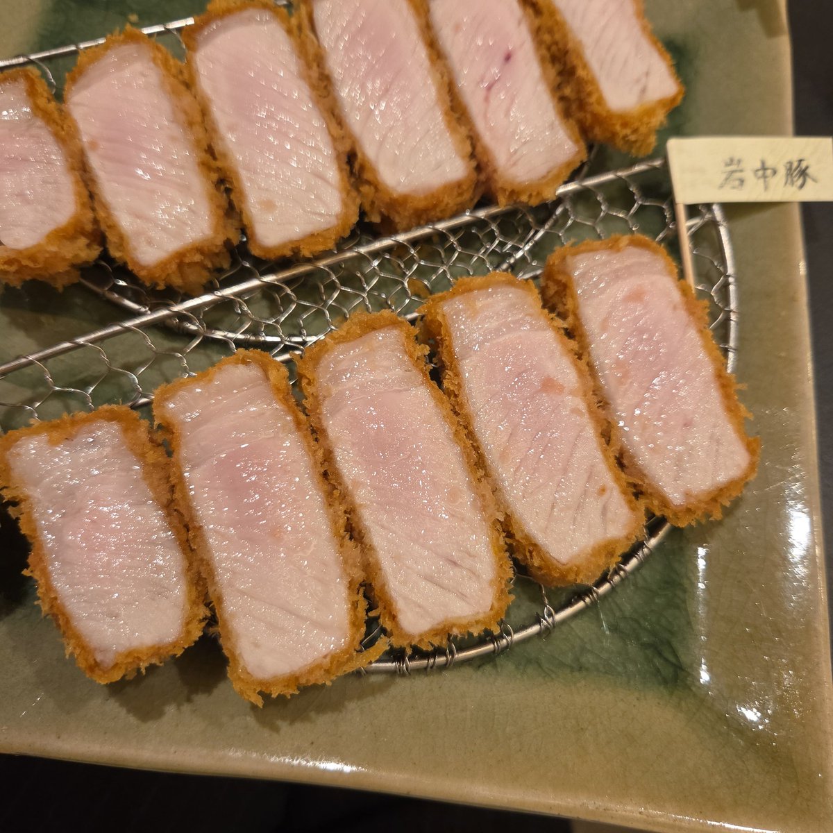 aston6000's tweet photo. 今日も岐阜でグルメ🍽
岐阜でイチオシのとんかつ螢水

4種類の銘柄豚を扱っていて今回は岩中豚とオーシャン豚をチョイス

岩中豚は脂の甘味が強くて肉質はやわらかめ、オーシャン豚は赤身の割合が多く肉の繊維が詰まっている感じであっさりしていて美味しい😋
メンチも肉汁たっぷりで最高🤤 https://t.co/h3Q2HUXwDD