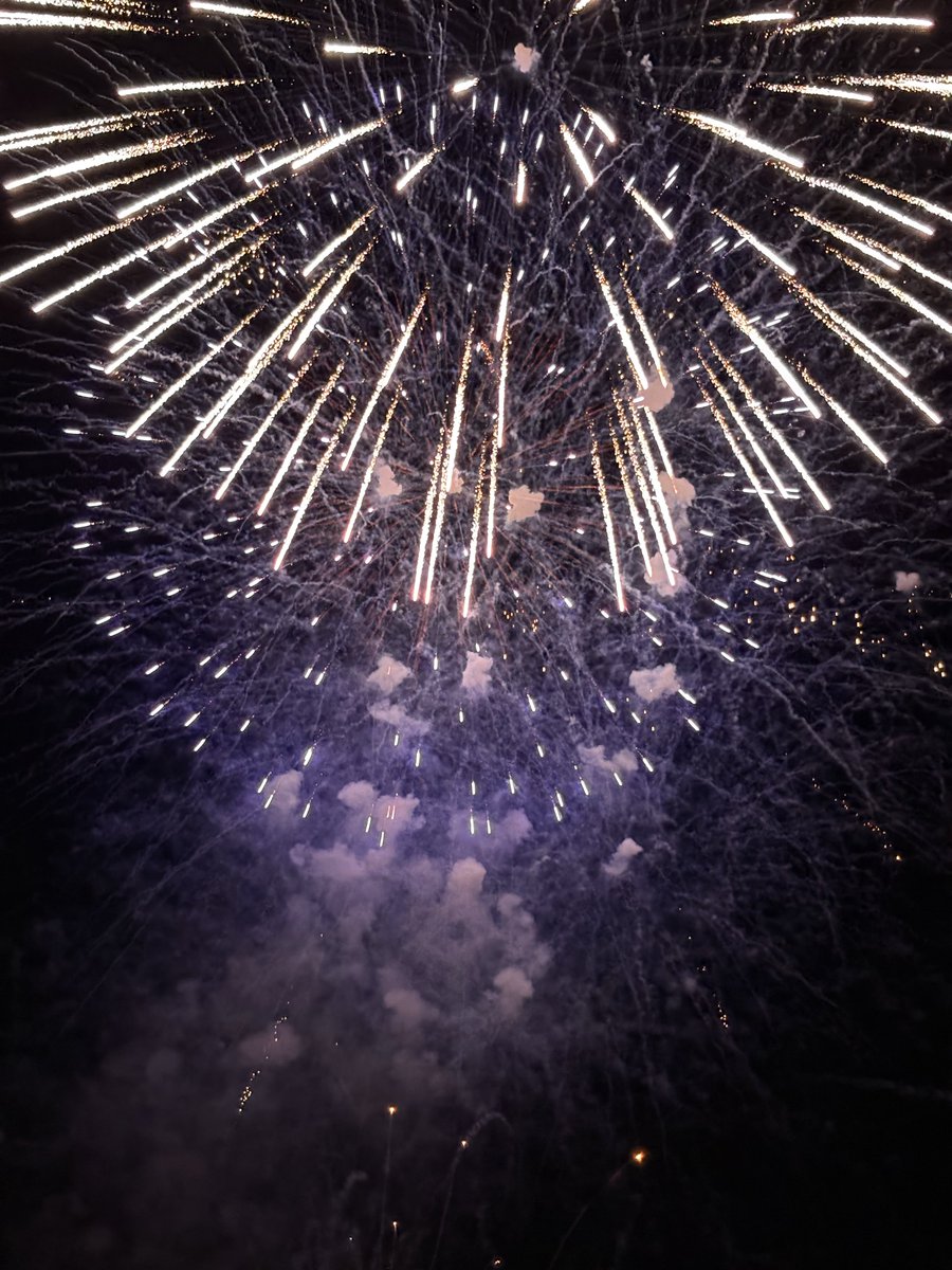 hrk_4610's tweet photo. 今年も見て来た🎆夫の実家近くの花火大会だからお義母さんと一緒に行けるのめっちゃ嬉しい🫶
もうすでに来年の花火大会が楽しみ🎇 https://t.co/hySwzOYp6w