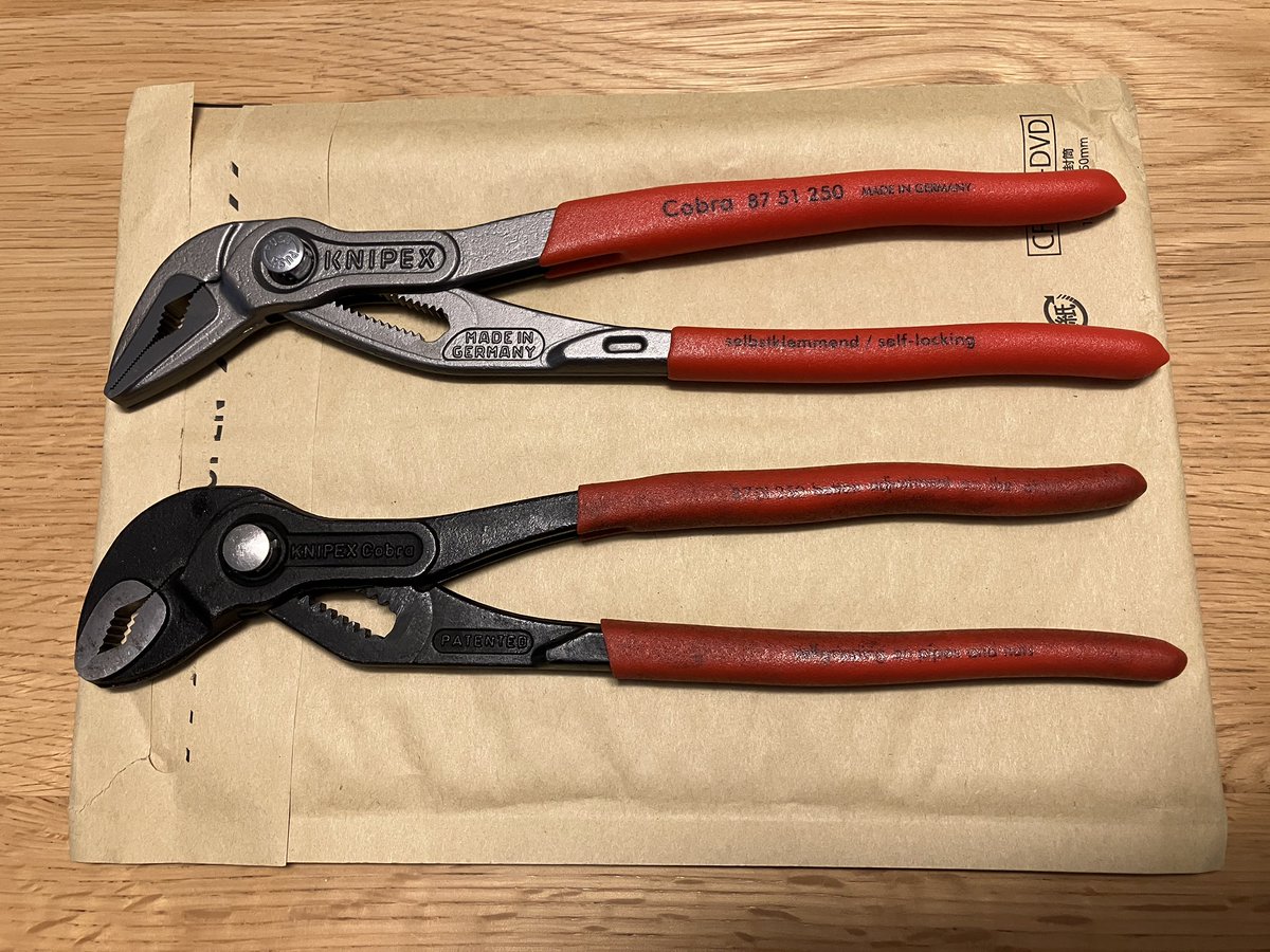 NG_asm_'s tweet photo. #クニペックス の #コブラ 古い物と届いた #コブラエクストラスリム 廃盤旧品。
やっぱり上顎に縦溝は不要と思いました。
そして調整が文字通り段違いです。
長く薄いアゴがイイ❗️
#KNIPEX #ウォーターポンププライヤー #プライヤー #エクストラスリム https://t.co/zgL5HjmVrV