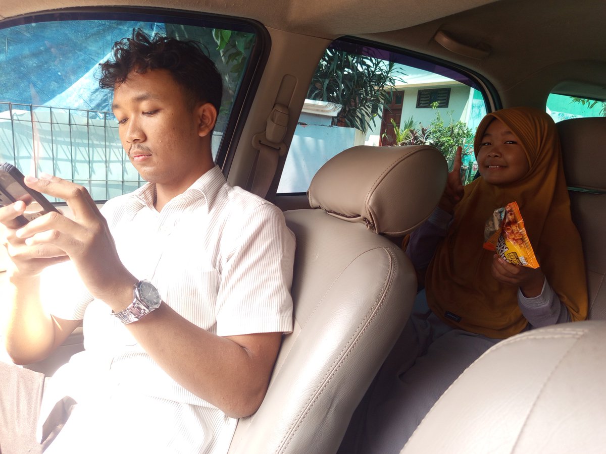 bangabud__'s tweet photo. Dua bocil, tpi yg satunya bocil mahasiswa UIN belakang bocil SD https://t.co/3x00HqBUpr