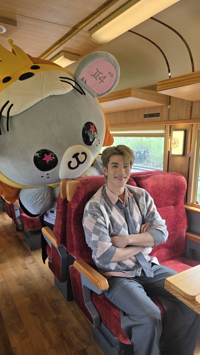 _lookkhunnoo's tweet photo. นั่งรถไฟปายเท่ว ปู๊น ปู๊นนนน 🚂💨
#GarnierKGlowxFourth1DayTrip
#LOOKKHUNNOO https://t.co/CTuIMrV4aA