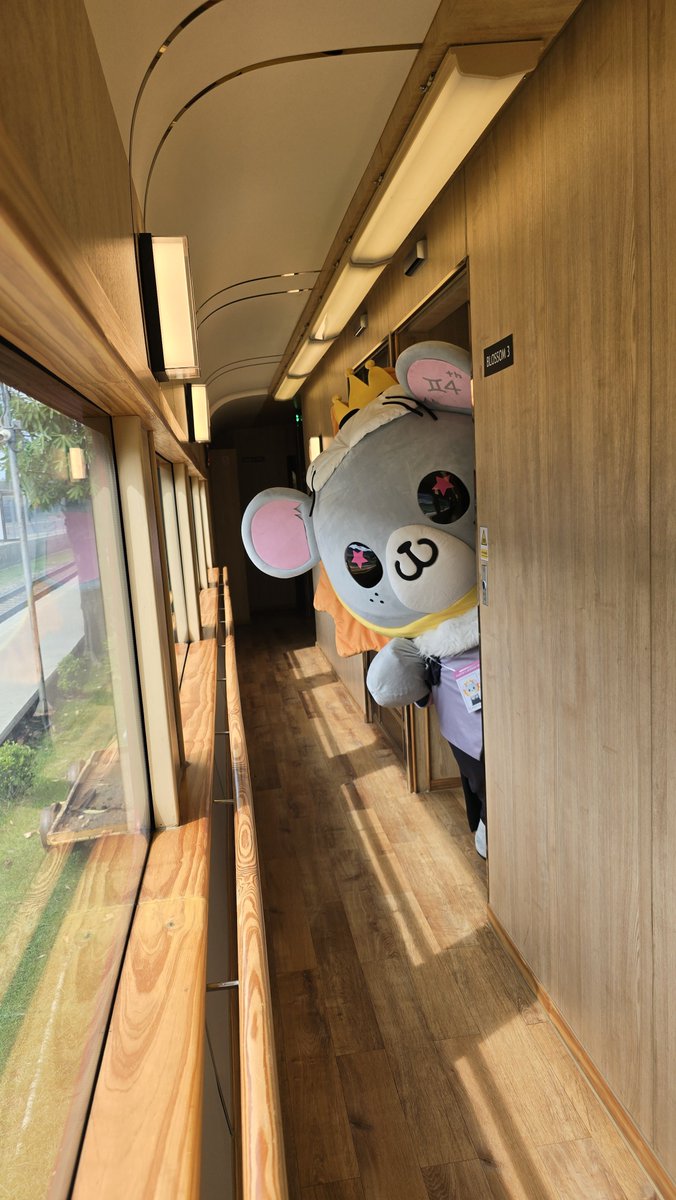 _lookkhunnoo's tweet photo. นั่งรถไฟปายเท่ว ปู๊น ปู๊นนนน 🚂💨
#GarnierKGlowxFourth1DayTrip
#LOOKKHUNNOO https://t.co/CTuIMrV4aA