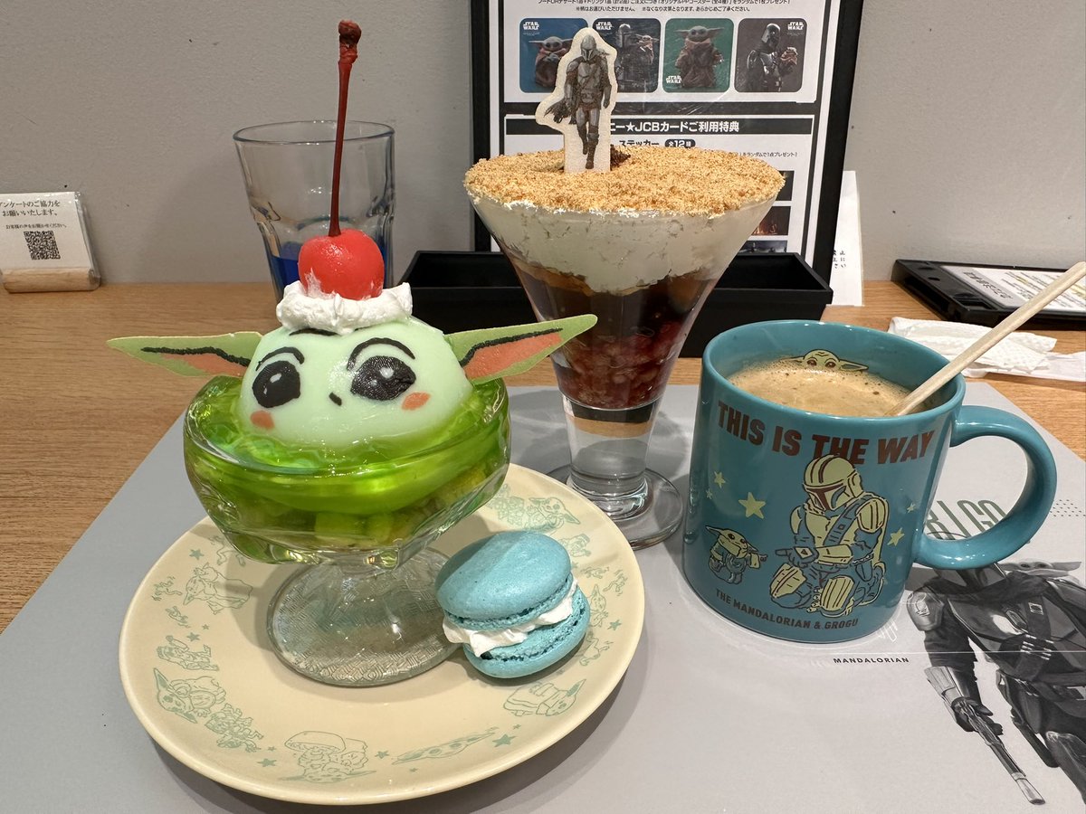 hideki_jh's tweet photo. スタウォカフェ✨✨✨
マンダロリアン我らの道ハンバーガー食べれて幸せ🥰フードとドリンクを頼まないとコースター貰えるの知らなくて、後から慌ててドリンク追加した（笑）
グーちゃんミルクプリン可愛いねー！ https://t.co/vf46YBGx2o