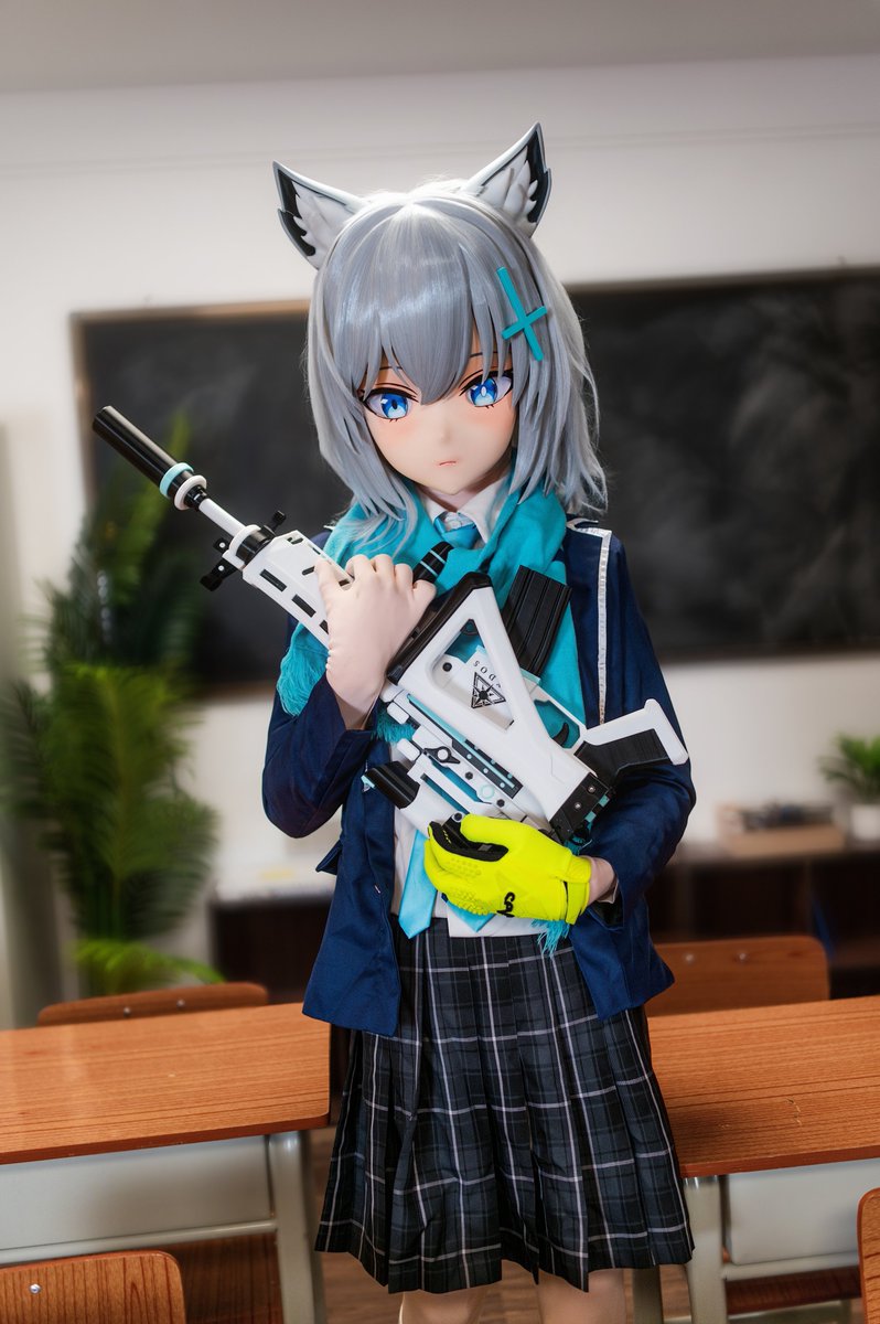 HaideRequisiten's tweet photo. Shiroko, your gun maintenance is impressive.
#cos  #cosplay  #Shiroko #kigStyle  #kigurumi #photography  #uniform  #コスプレ #砂狼シロコ  #着ぐるみ  #写真撮影 https://t.co/1jxm3gICmY