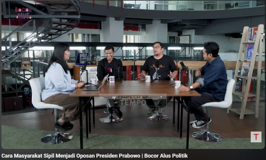 imanuel_fl's tweet photo. KABINET BAYANGAN.

Uda Feri memulai dengan menjelaskan tradisi dari sistem pemerintahan di Inggris. Kabinet bayangan umumnya memang ada dalam parlemen sebagai bagian dari oposisi pemerintah. 

Gambarannya pemerintah punya kabinet. Oposisi juga punya kabinet. Jadi ketika rapat, itu langsung head to head. Makanya orang yang dipilih pasti sangat cerdas dan kebijakan yang dibuat tidak aneh2. Klo ga, pasti habis disikat sama  oposisi.

Namun di Perancis, juga ada kabinet bayangan yang dibuat oleh masyarakat sipil karena oposisi dianggap tidak bekerja dengan baik.

Hal ini yang diupayakan untuk ada di Indonesia juga. Karena kita tau bahwa sudah tidak ada lagi oposisi di DPR sana.

Harapan dari Kabinet Bayangan ini adalah debat terbuka secara live. Head to Head antar menteri terkait kebijakan yang dibuat.

Saya sangat menantikan hal ini terjadi. Harusnya bisa terjadi. Namun melihat kondisi saat ini, saya bisa bilang saya SANGAT PESIMIS dan KEMUSTAHILAN itu bisa terjadi.

Harapan saya paling seru mungkin adalah debat antara Menteri Pertahanan RI - Jenderal TNI (Purn.) Dr. Sjafrie Sjamsoeddin vs Menteri Pertahanan Kabinet Bayangan - Curie Maharani Savitri.

Apalagi sepanjang sejarah Indonesia, Menteri Pertahanan selalu dari TNI dan belum pernah ada yang Perempuan.