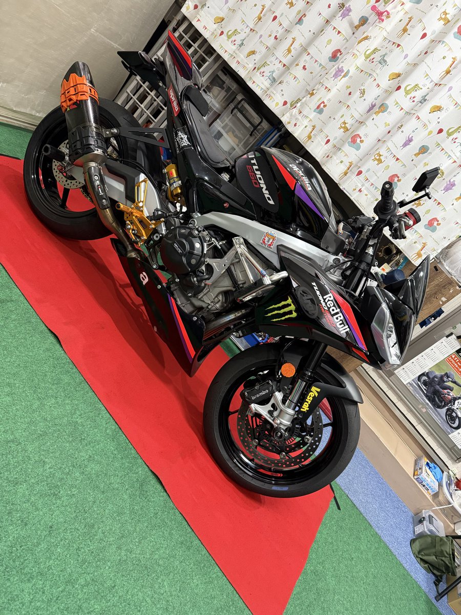 terachoco's tweet photo. 練習会はトラブルにより3本で終了！どうやらイタリア車は猛暑には対応出来てないようだ。
帰ってからとりあえずをリレー交換してみる。
そして満を持して本物の脚を付けた！
これでジムカーナとロード、両刀遣いがイケる！ https://t.co/X0A0RoygZP