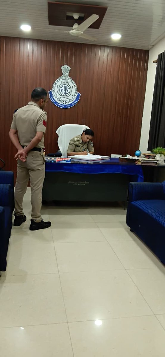 SP_Chhindwara's tweet photo. 🍾 150 लीटर अवैध शराब जब्त कर 24 आरोपियों पर कार्रवाई तथा 08 गुमशुदा व्यक्तियों को दस्तयाब कर परिजनों से मिलाया गया।
#ChhindwaraPolice #MPPolice #CombingOperation #CrimeControl #SafeChhindwara https://t.co/q3Gxvf7e0v