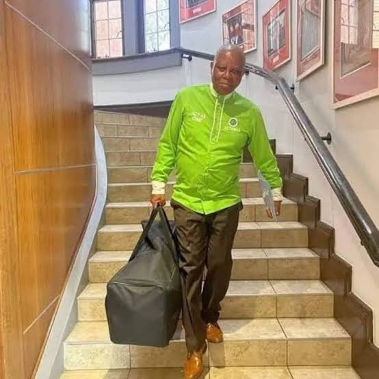 ali_naka's tweet photo. 2/3 South African Families are surviving on R3000 per month ($175) 

Patriots have no Problem with that 

It’s called being Pro-South Africa 

Abahambe!!! https://t.co/M3GtyIr7yI