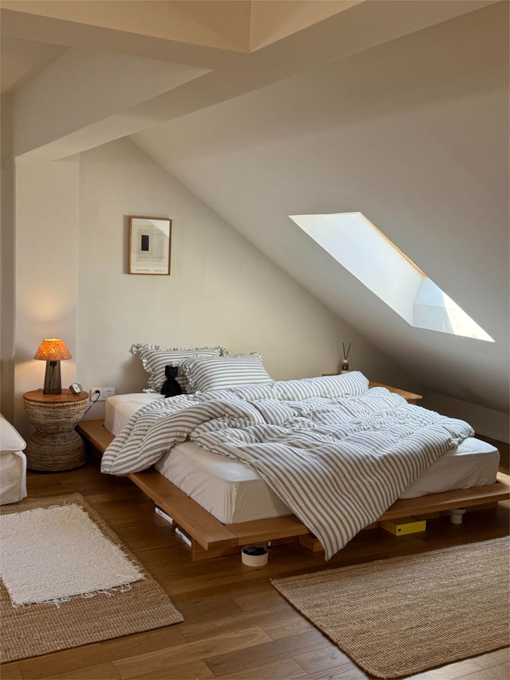 viutiwul's tweet photo. Simple and minimalist loft set up inspo https://t.co/R5BdwCwRTD