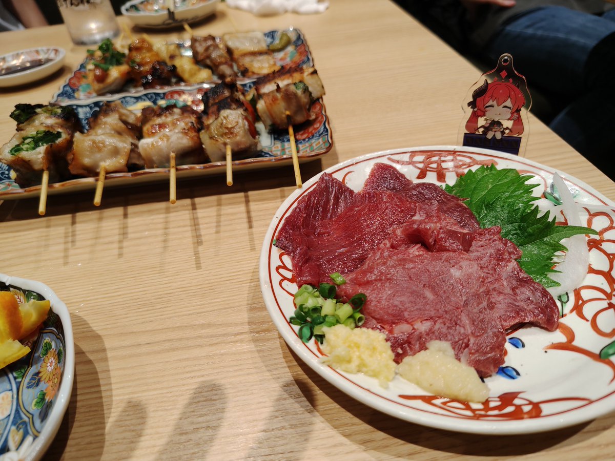 ethna173's tweet photo. 野菜の肉巻きは美味いし馬刺しは美味いし最高だった、みんなありがとうー！ https://t.co/YsqazrqzHF