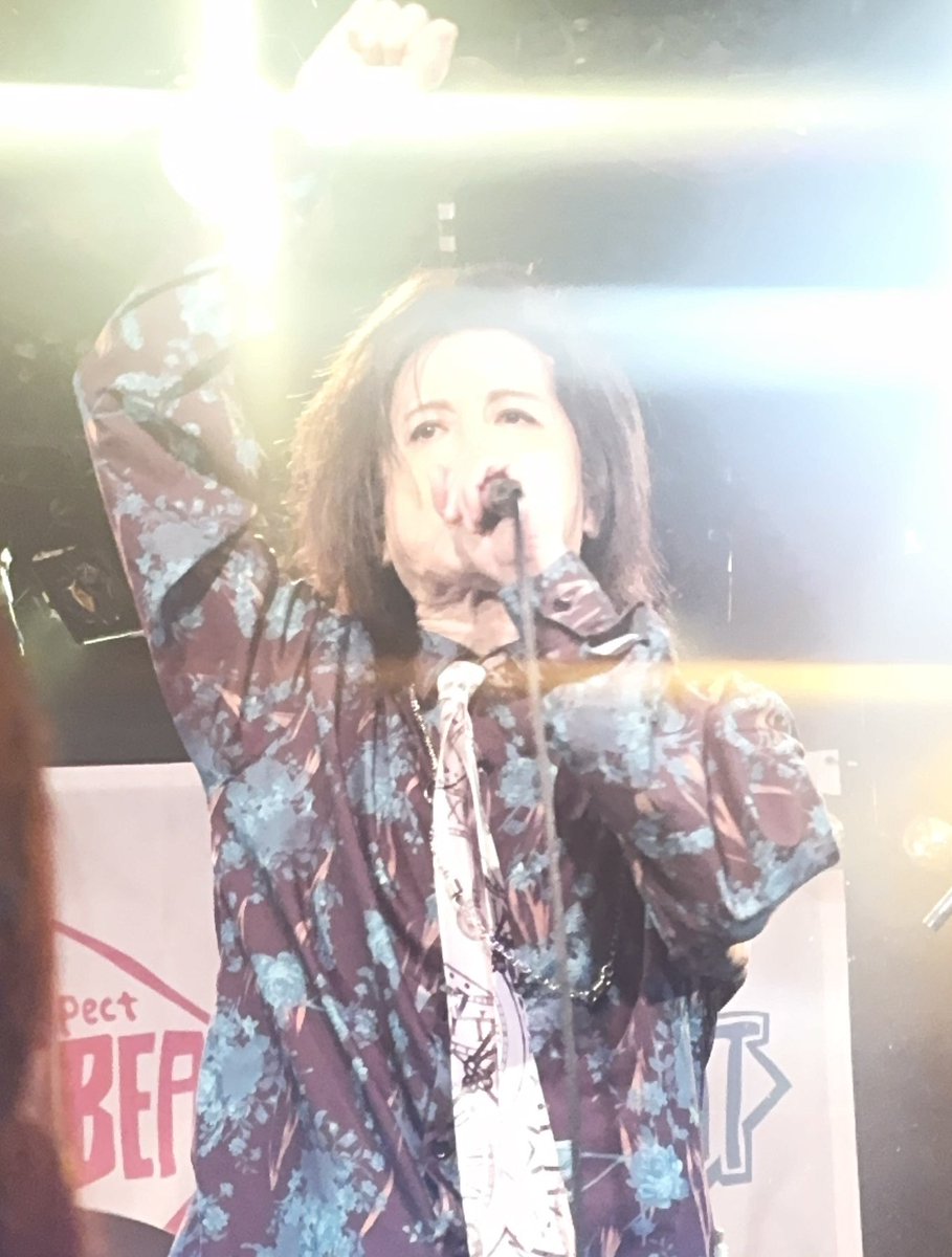 szknmk's tweet photo. #RespectUpBeat 下北沢CLUB Que
「広石武彦に何を求めているの?」冗談MC中の何気ない一言に、いったい自分は何を求めているんだろう?と考え込んでしまい、とても良いライブ中なのに集中力激減しちゃった残念な自分。悔しいので配信にて絶賛振り返えり中〜😍
答えはまだ見つけられていないけど「求めてる」というより「原点だから」足を運んでいるのかな?