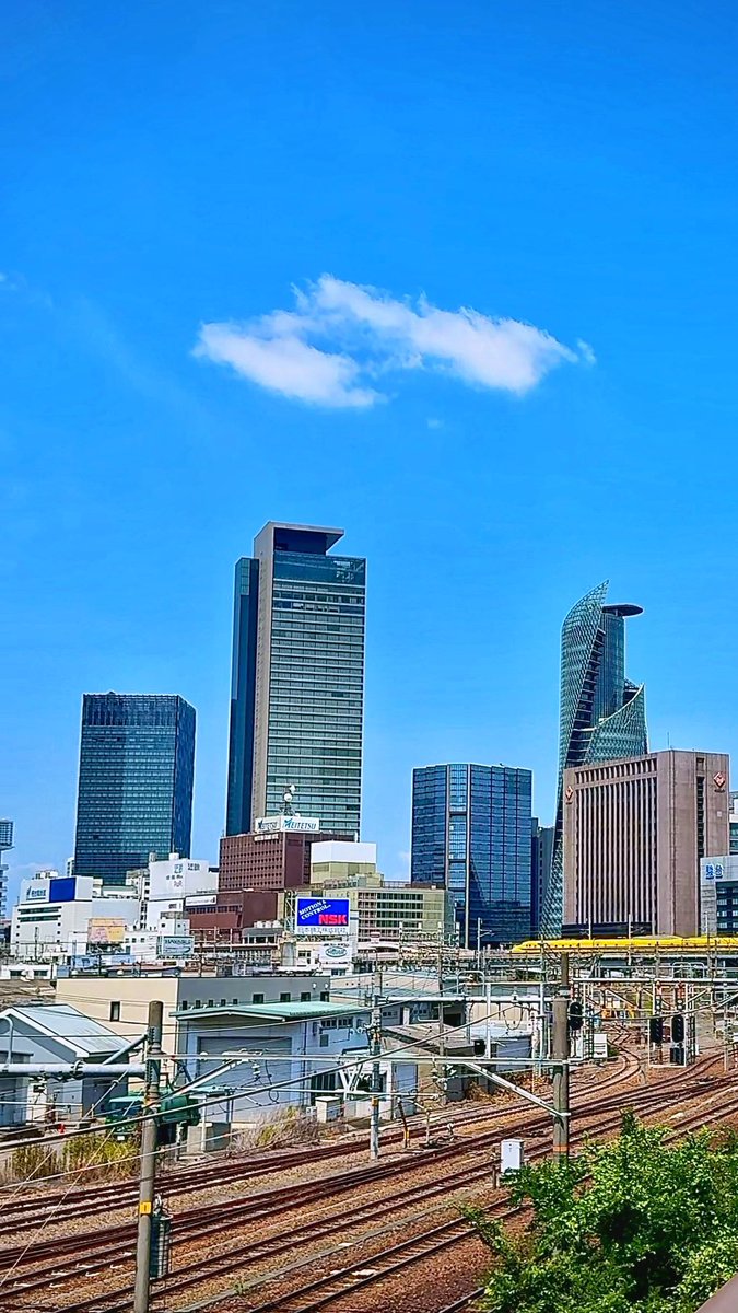 turtle_base's tweet photo. 蒸し蒸し名古屋駅　通過しました☺️
青空　ビル群にイエローが映えますね〜 https://t.co/VtePrtZzKa