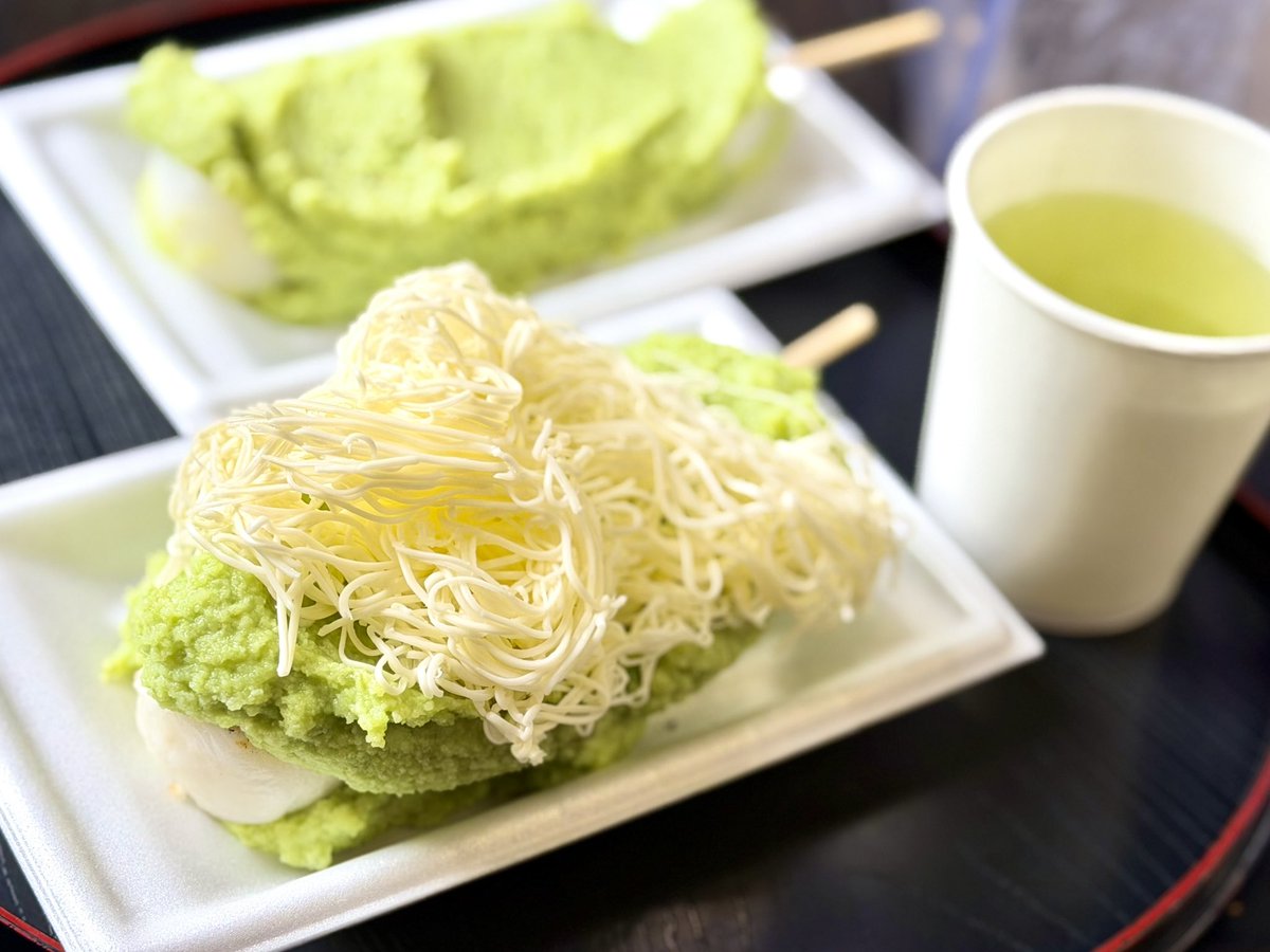 myu_ya's tweet photo. 最上川千本だんごのずんだんだんご🍡
宮城の「ずんだ」と山形の「じんだん」が混ざったのかな？
（手前は焼きずんだバター←こっちは「ずんだ」なのねw） https://t.co/mbBtQRauyY