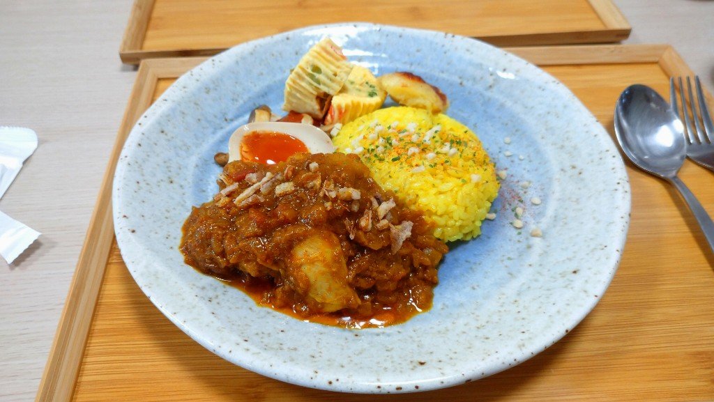 lazuly2016's tweet photo. 今日のお昼ごはんは～
🍗🍛チキンカレーセット
豆乳スープうまぁ～😊
カレーは中辛よりちょい辛⤴️
ごちそうさまでした。😋

#お昼ごはん 
#豆乳スープ
#チキンカレー https://t.co/jwdBgkdzI5