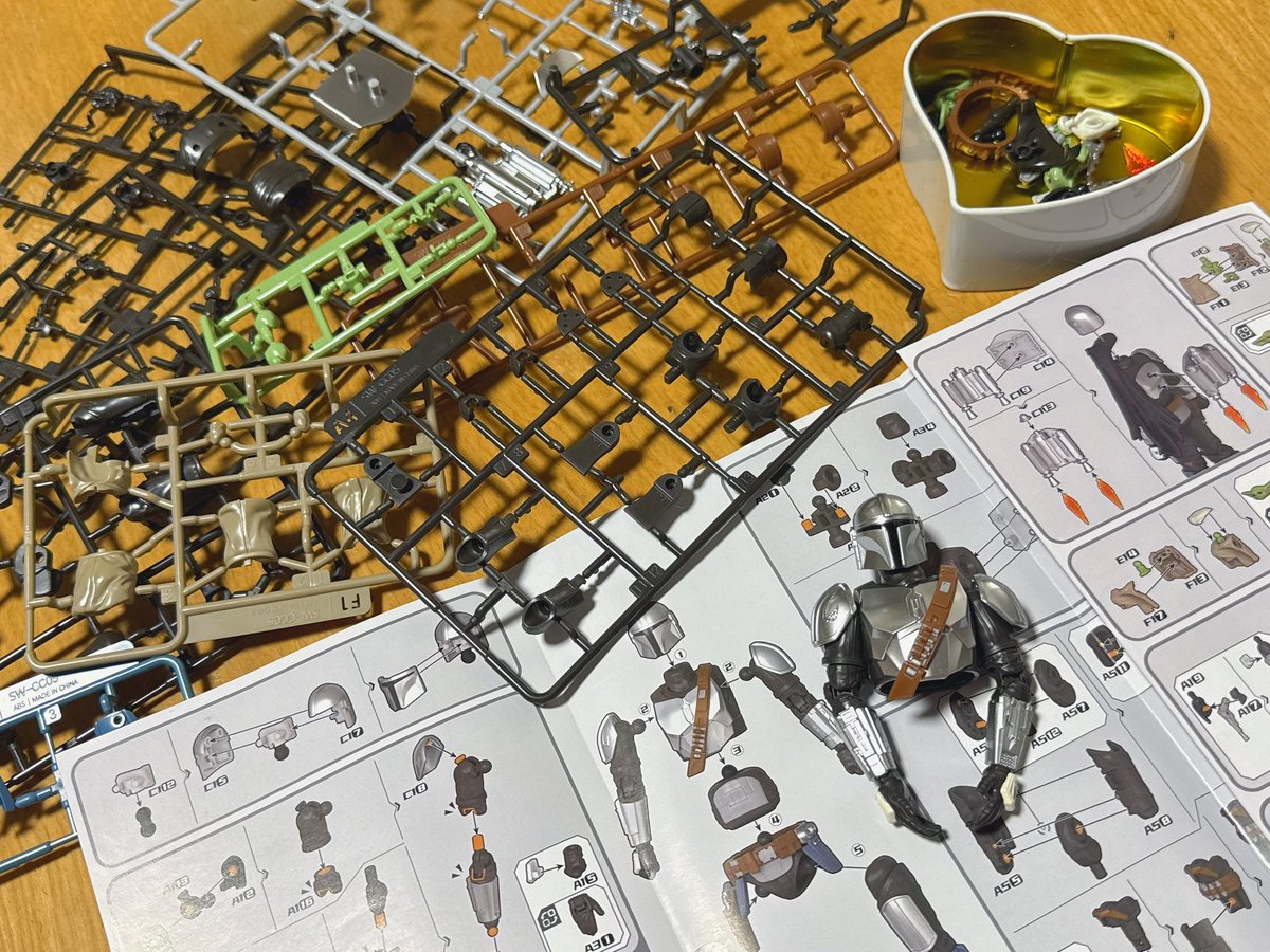 Acha_37's tweet photo. ブロッキーズ買えたから､うきうきで作り始めたはいいけどプラモ初心者大苦戦🔰🔰
関節おかしくね🫠🫠 https://t.co/vQlzVSdjaB