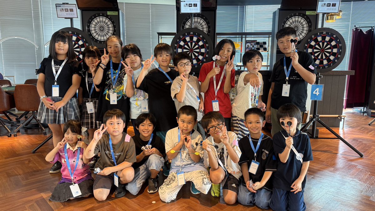 sportsdarts_pj's tweet photo. 本日はU-12、U-18ダーツ交流会🎯

なんと合計60名以上の方に参加いただいております✨

U-12の部ではダーツライブプロスペクトプレイヤーの望月心瑳選手、
U-18の部ではスポーツダーツプロジェクト契約プレイヤーの鶴丈太郎選手がスタッフとして参加してくれています！ https://t.co/qEUlJsAyM3