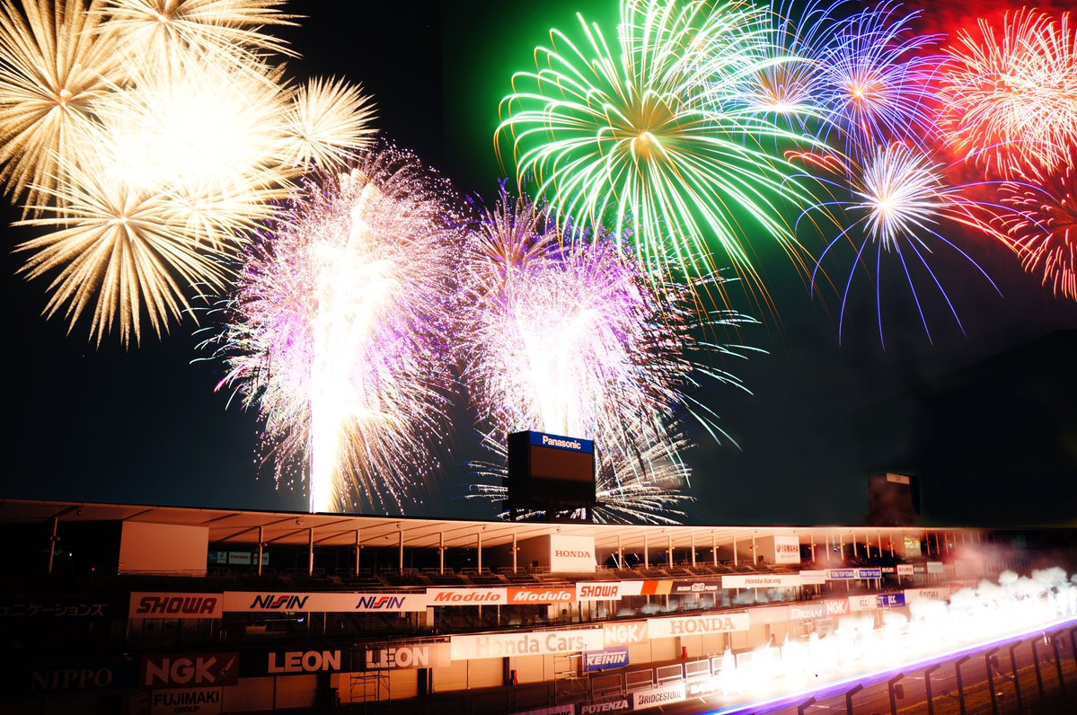 suzuka_event's tweet photo. 8月11日(火・祝)〜14日(金) 鈴鹿サーキット HANABI祭開催🎆
約4,000発の花火と、迫力満点のバイクエキシビションマッチが織りなす特別な夜✨

花火を楽しむならグランドスタンド有料観覧席がおすすめ！
パークパスポートをお持ちの方は無料で入場OK！

▼詳細はこちら
https://t.co/sXe6zkPLrO https://t.co/TNFzRvhfNe