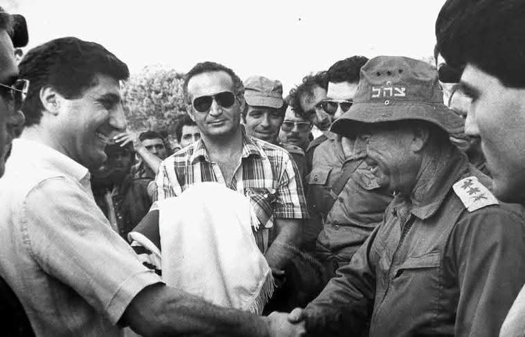 Emilejamil91662's tweet photo. بس للتذكير شركاؤنا في الوطن هيك استقبلوا جيش العدو في عام 1982 https://t.co/fQnUoBzzy5