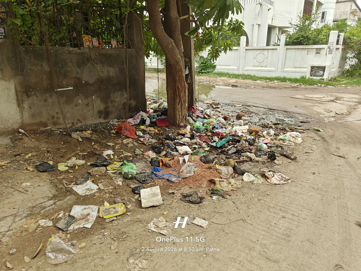 KshvRj2's tweet photo. @samrat4bjp Disheartened to see this massive stretch of garbage accumulating near a park in our city. It is unsafe, highly unsanitary for pedestrians, and ruins the local environment. Requesting the authorities to kindly clear this area. Sachivalay Colony Park https://t.co/Y7tdf8P33H