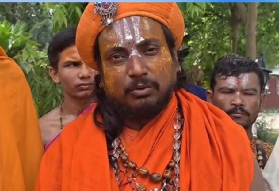 RaghvendrYdv's tweet photo. महाराज  का 🇳‌🇦‌🇲‌🇪‌ है  

                          महंत   बालक  देवाचार्य 

काम  राहुल गाँधी और पप्पू यादव पर 

                  🇫‌🇮‌🇷‌  कराना 

ज़ब बजरंगबली को रोड शो नचाया तों इनकी आत्मा को ठेस नहीं पहुंचा 

अगर अगर ये काम रोड शो के बाद किया होता 
तों आपको सच्चा  महाराज मानता 
लेकिन तब आप चुप रहे 

ये भक्ति नहीं     महाराज अंध भक्ति है