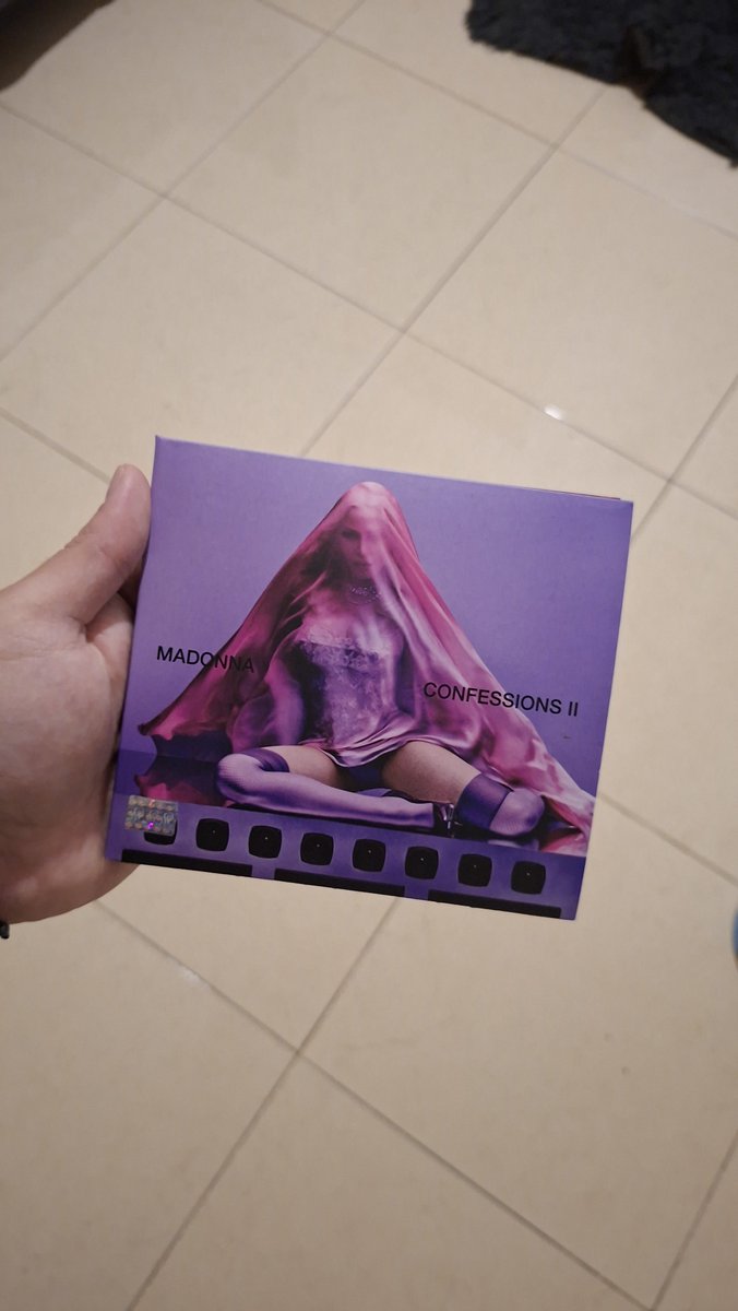 alivanmo's tweet photo. Hoy fui a mixup a comprar Confessions II físico, se sintió tan como antes y a la vez muy extraño; creo que tendrá unos 13 o 14 años que no compraba material asi, es hermoso. https://t.co/YiuzaVao3n