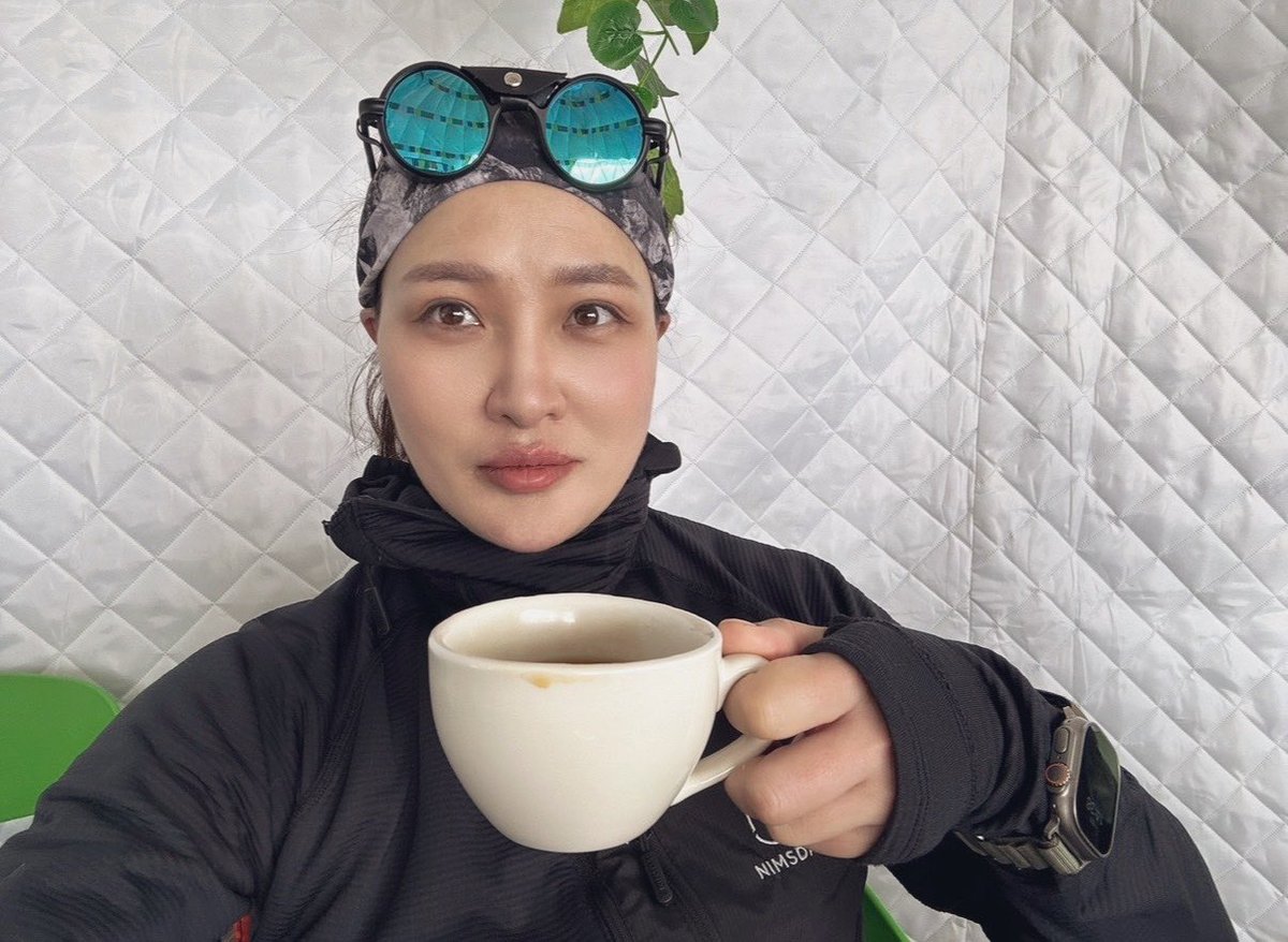 turiinsoyorholt's tweet photo. Эверест бэйс кеймпийн хамгийн гоё кемп нь Нимсдайгийн кемп байдаг. Тохижилт, майхан сав, 00, душ нь хүртэл цэв цэвэрхэн, өнгөлөг. Хүмүүс нь харилцаа хандлага маш сайтай арай өөр түвшинд… Манайхан ярьдаг даа айхтар хүмүүсийн хийсэн юм өөр л байдаг гээд. Нэг тиймэрхүү мэдрэмж төрөхөөр… 

Уулын гайддаа очихоосоо өмнө олон өдөр гуйсөөн. Тэнд Нимсдайгийн кемп байгаа зөвшөөрөл аваагүй ч кемпээр нь ороод гаръя гээд гуйлаа. Чимээгүйхэн кемпүүдийн хажуугаар гараад Нимсдайгийн Elite exped кемп дээр очоод намайг Эверестэд авирахаар сонирхож байгаа гээд худлаа хэлээд орлоо 🤭 Би яаг л хэзээ мөдгүй Эверестэд авирах гэж байгаа лут амьтан аятай л суулаа 🤭 Даан ч Нимсдайг эзгүйд нь таарсан байсан. Багийнхан нь цай кофегоор дайлаад, бэлэн гоймон чанаж өглөө. Эверест бейс кемпэд нэг хоноод замдаа гарлаа. Island peak-дээ авирчихаад Катмандуруу буцахдаа Нимсдайтай уулзаж чадахгүй нь дээ гэж бодож байсан. Катмандуд очоод уулзсан байдаг. Хөлнөөсөө толгойн орой хүртлээ Нимсдайн хувцас хэрэглэл болчихлоо, одоо дотуур хувцас л гаргах хэрэгтэй байна даа гэсэн чинь Нимсдай аягүй чанга инээснээ гаргаж өгнөө төлөвлөгөөнд байгаа гэж билээ… ☺️ 

Зөвхөн ууланд л авираад байжээдэг хүн байгаагүй, өөрийн гэсэн брендтэй, Нимсдай сантай түүгээрээ дамжуулж Непалын хүүхдүүдэд боловсрол мэдлэг олгох хөтөлбөр хэрэгжүүлдэг, хамгийн хэцүү амьдралтай уулын портеруудынхаа ахуй амжиргааг дээшлүүлэх хөтөлбөрүүд хэрэгжүүлдэг барилга байшин босгодог, байгаль экологи эко системийг хамгаалах хөтөлбөрүүд, олон улсын хүмүүст эх оронд нь очиж motivational talk хийдэг, бусад тив, улсын уулуудруу хүмүүсийг дагуулж явж ууланд нь оргилдуулдаг, армийн алба хаагч цэрэг хүн байсан….