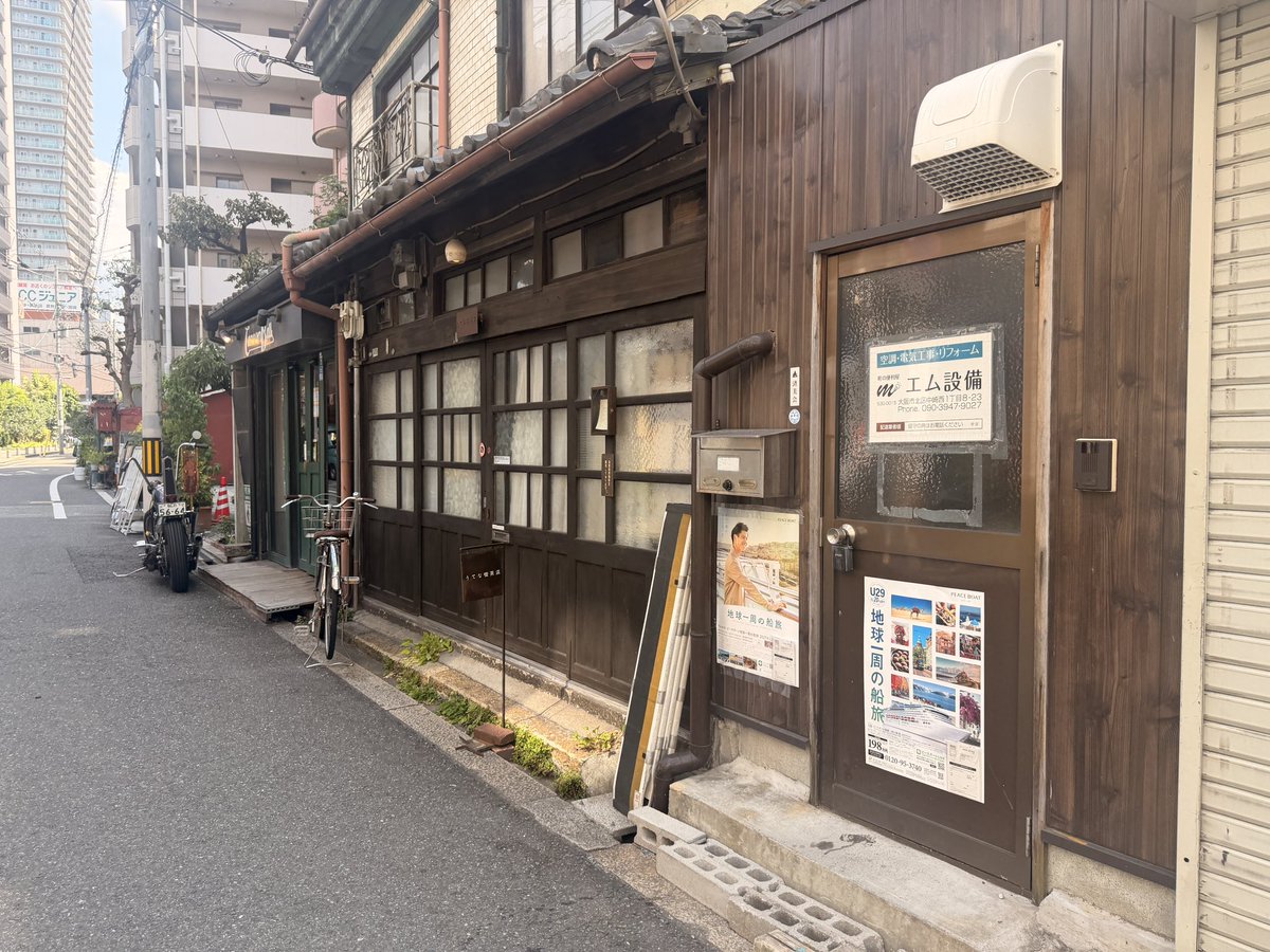 ZEKU_2's tweet photo. 中崎町のレトロな喫茶店、うてな喫茶店でチーズケーキとアイスコーヒーを。ハンドドリップで丁寧に入れられたアイスコーヒーはシロップ入れなくても甘みを感じる。ウマ〜😋 https://t.co/MkM5OEGFOq
