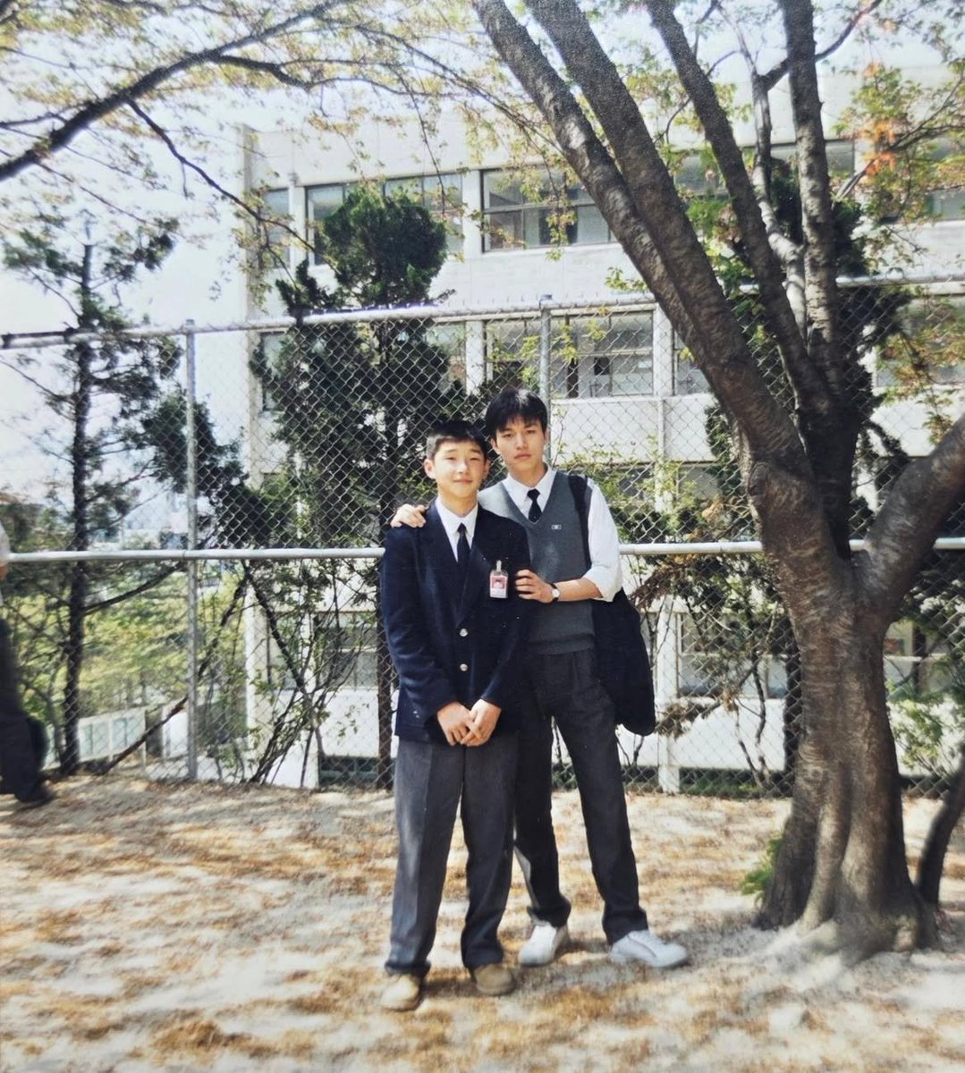 dongwookchive's tweet photo. 신일고 방송부 선배 이동욱 과거사진👉🏻👉🏻😻 #이동욱 

🔗https://t.co/0L1dbxrCEt https://t.co/aIaDvUVepq