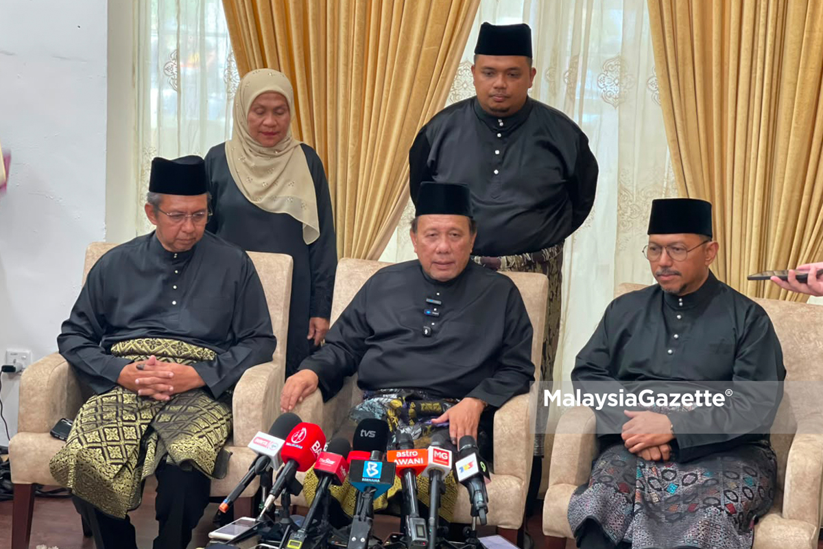 MalaysiaGazette's tweet photo. Janganlah cakap 100 hari pertama, 200 hari pertama pentadbiran, pada saya setiap hari itu penting untuk kesejahteraan rakyat dan itulah keutamaan kami sebagai kerajaan Negeri Sembilan. - MB, Datuk Ismail Lasim
#malaysiagazette #MBNegeriSembilan https://t.co/3vgMGD0E3F