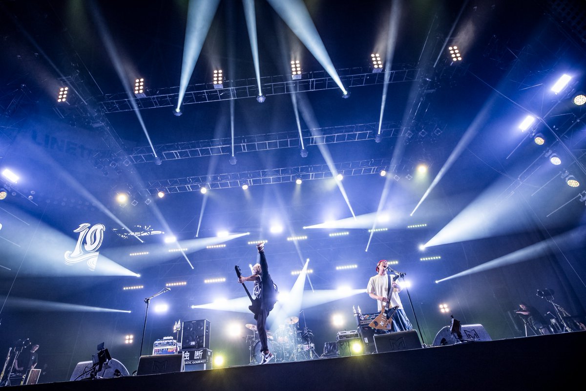 NUMBERSHOT_'s tweet photo. 【10-FEET】

「NUMBER SHOT行くぞー!!!」

その一声とともに幕を開けた、NUMBER SHOT2026
2日目の山笠STAGE。

コール＆レスポンスや観客全員でつくり上げた光のウェーブ✨🏄‍♂️で、ドームは瞬く間に熱気に包まれました🔥

朝一番から大盛り上がりとなり、2日目を駆け抜ける最高のスタートダッシュとなりました!!🏃‍♂️

#10FEET #NUMBERSHOT