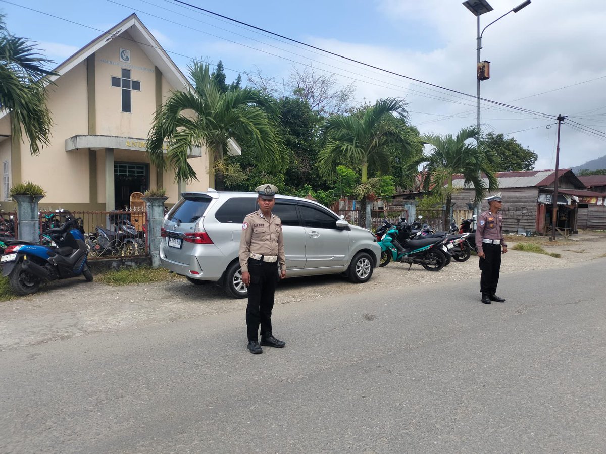LantasResBursel's tweet photo. Sat Lantas Res Bursel melakukan pengamanan tempat ibadah minggu. https://t.co/FVNLsbOUNJ