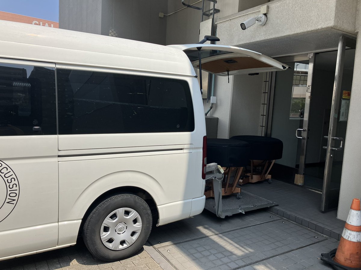 p_f_p_c's tweet photo. #搬入口メモ  #横浜市社会福祉センター 

建物中央部1階の警備室へホールへの搬入である旨を伝えて、北側の駐車スペースへ。
コーンを移動させて道路から進入。エレベーターで4階へ。
搬入後は、終わった旨を警備室へ伝える。　　YH https://t.co/QznHHiHhB6