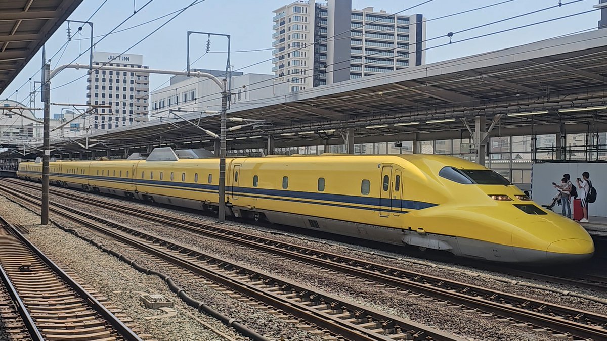 923_yellow's tweet photo. 8/2  🚄ドクターイエロー💛
こだま検測 下り T5編成

日曜日のこだま検測
駅は混みます🤣
でも普段来れない豊橋駅で撮影😅

5分ほど停車して
静かに出発して行きました

#ドクターイエロー
#こだま検測
#923形新幹線電気軌道総合試験車
#豊橋駅 https://t.co/Ves5hbrWFg