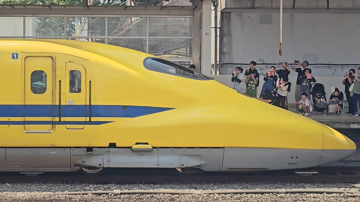 923_yellow's tweet photo. 8/2  🚄ドクターイエロー💛
こだま検測 下り T5編成

日曜日のこだま検測
駅は混みます🤣
でも普段来れない豊橋駅で撮影😅

5分ほど停車して
静かに出発して行きました

#ドクターイエロー
#こだま検測
#923形新幹線電気軌道総合試験車
#豊橋駅 https://t.co/Ves5hbrWFg