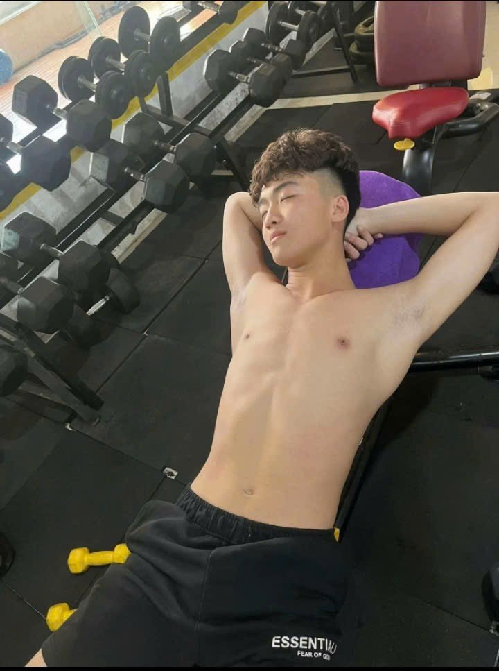 ATow5l's tweet photo. Nứng quá có ai ngồi lên nhúng ko 🤣🤣 https://t.co/wMOTPlJLr1