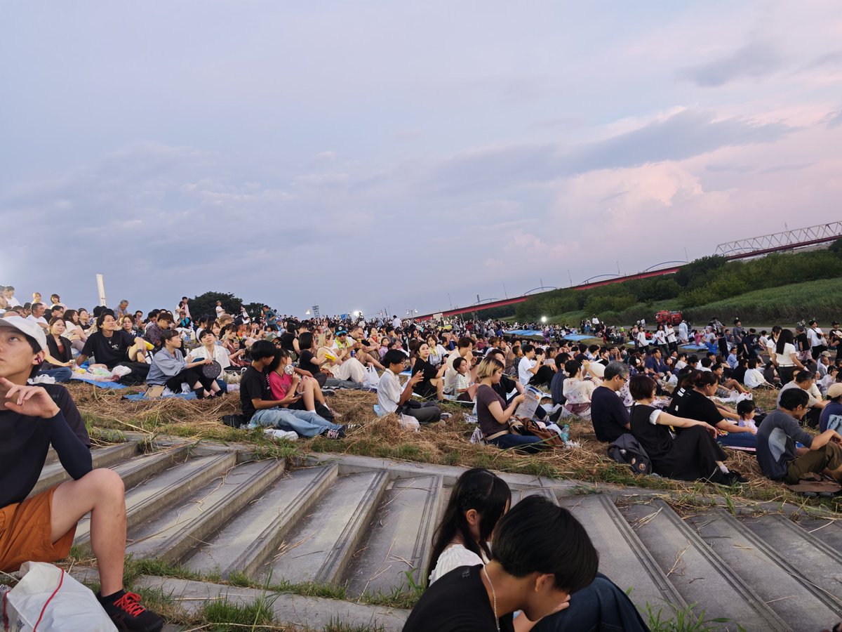 gorodo007's tweet photo. 古河の花火大会場所取りしてまで行ってみて
10時時点でシート少なかったが、しっかり詰まってた

普段見るエリアの花火と違う色合いが見れた https://t.co/fSFEtL6BmS