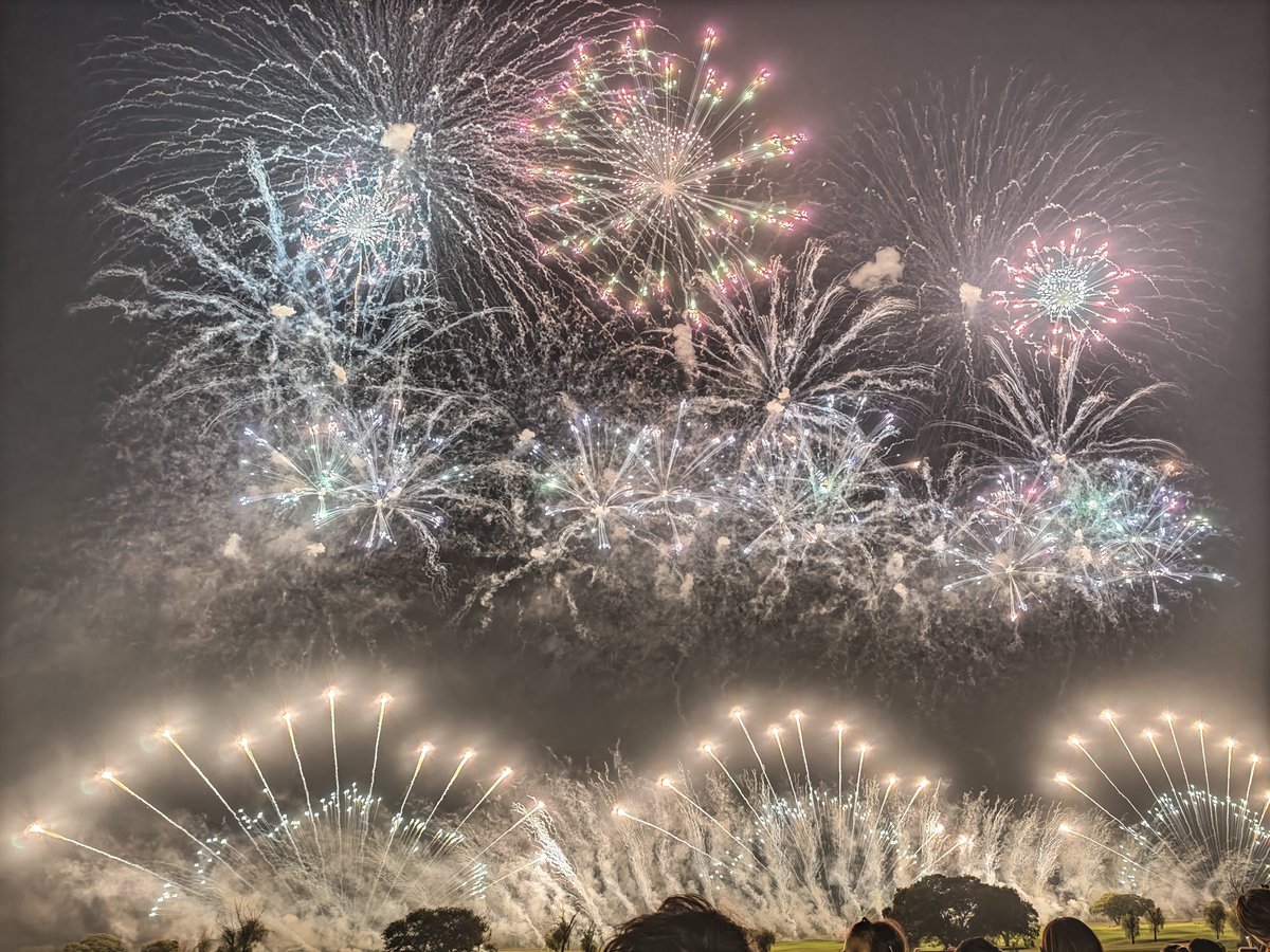 gorodo007's tweet photo. 古河の花火大会場所取りしてまで行ってみて
10時時点でシート少なかったが、しっかり詰まってた

普段見るエリアの花火と違う色合いが見れた https://t.co/fSFEtL6BmS