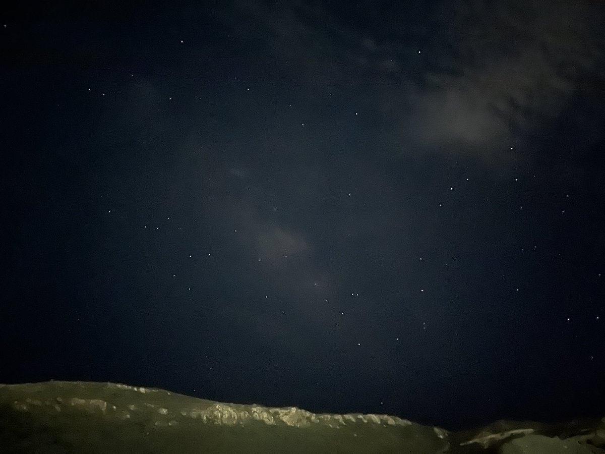 vulperth's tweet photo. Hoy 1 de agosto de 2026 mi cumpleaños, logré cumplir uno de mis más grandes sueños: tomar una foto de la Vía Láctea, nuestra galaxia
Desde que la vi por primera vez en 2017 quería volverla a ver
Tanteé condiciones para fotografiar el cielo con un celular
Hoy se hizo realidad https://t.co/hchupwPSuN