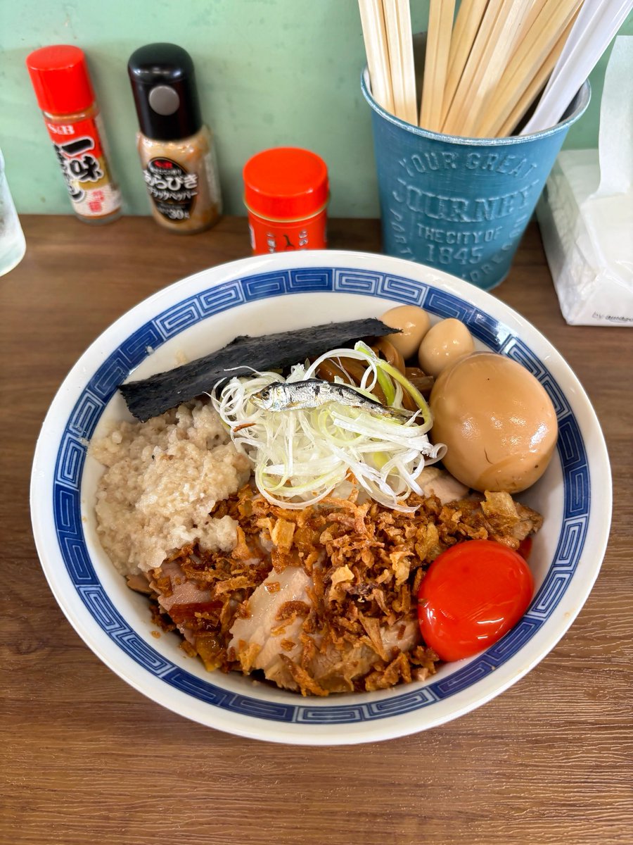 KxkxNitnid5555's tweet photo. MENPIRE壮

全開手打ち燕　汁なし
山椒煮干し合え玉　カワヒモ

今日は娘とゆっくりめに✨

ギリギリ食べれて良かった😂

煮干し汁なし好きにはたまらん🍜
センターに🐟も😂

カワヒモも不思議な
美味さなんだよねー🥰

ｺﾞﾁｿｳｻﾏﾃﾞｼﾀ٩( ᐛ )و https://t.co/32qiNL6Giu