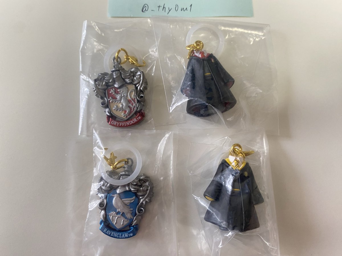 _thy0m1's tweet photo. 【交換】ハリーポッター　ハリポタ　めじるし

譲：グリフィンドール(ローブ/エンブレム)
　　レイブンクロー(エンブレム)
　　ハッフルパフ(ローブ)
求：スリザリン(ローブ/エンブレム)

本日もしくは8/8,9池袋手渡し希望。
本日は16時頃まで池袋にいる予定です。 https://t.co/O3PgI9cZNj